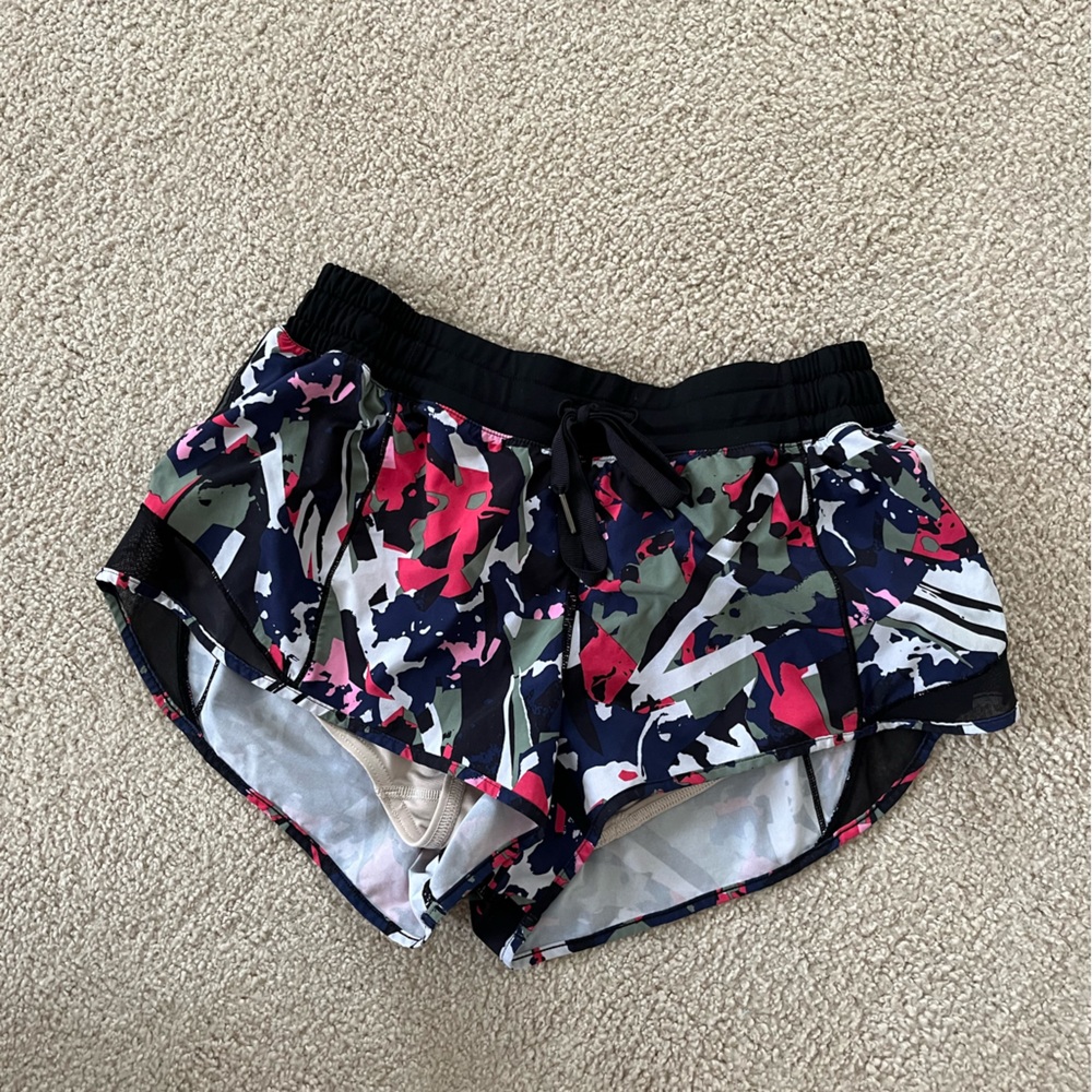 Lululemon hotty hot 2.5 inch shorts